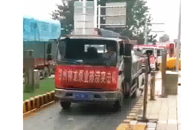 我公司新組織的搶險(xiǎn)排澇設(shè)備及人員，出發(fā)馳援焦作災(zāi)區(qū)，兄弟們辛苦了，加油！