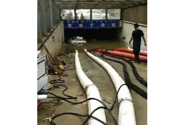 二環(huán)支路沙口路，山東消防兩臺(tái)，我們?nèi)_(tái)潛水泵同時(shí)運(yùn)行，一切正常了